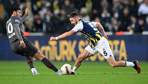 ISTANBUL - (l-r) Guven Yalcin of Vavacars Fatih Karagumruk, Ismail Yuksek of Fenerbahce SK during the Turkish Superlig match between Fenerbahce AS and Fatih Karagumruk at Ulker Fenerbahce Sukru Saracoglu Stadium on November 25, 2023 in Istanbul, Turkey. ANP | Hollandse Hoogte | Gerrit van Keulen (Photo by